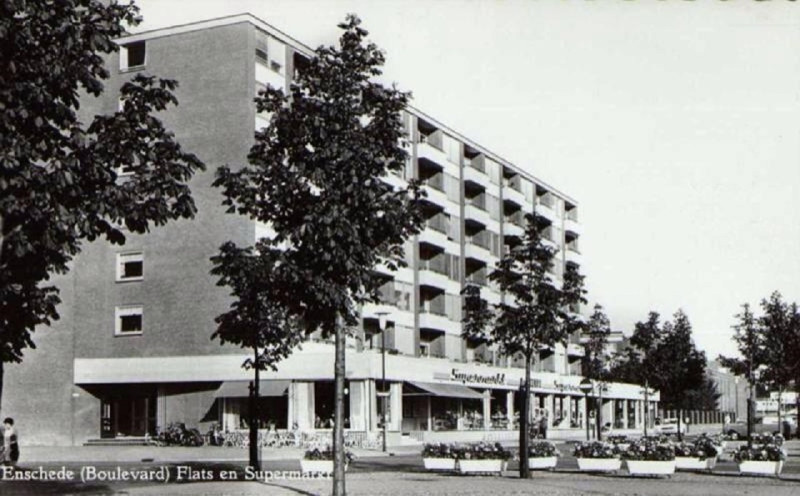 Boulevard 1945-335 hoek Oldenzaalsestraat flats en supermarkt v.d. Velde.jpg