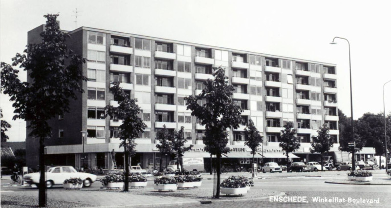 Boulevard 1945-335 hoek Oldenzaalsestraat supermarkt v.d. Velde.jpg