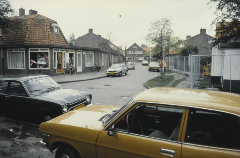 Coulombstraat 20 vanaf de Ohmstraat richting Wattstraat met links op de hoek een kapperszaak. jaren 70.jpeg