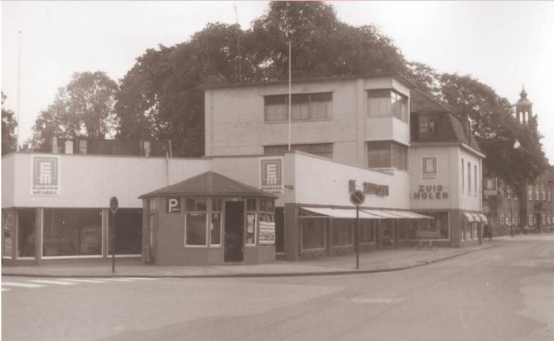 Haaksbergerstraat 29A-31 kiosk Meubelwinkel Europameubel in pand De Zuidmolen. Rechts is nog het politiebureau zichtbaar. 1967.jpg