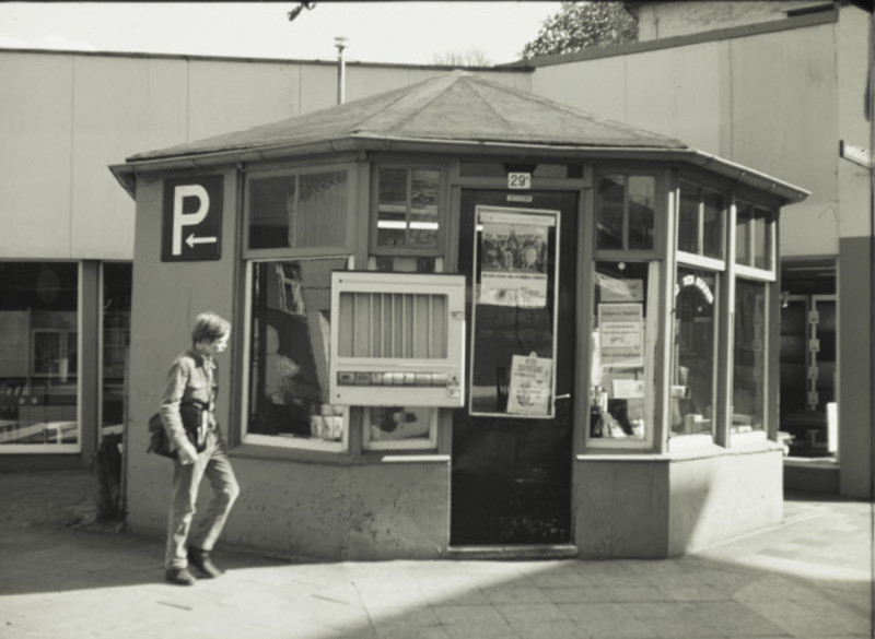 Haaksbergerstraat 29A hoek Beltstraat Sigarenkiosk van de familie Bekman 29-4-1971.jpeg