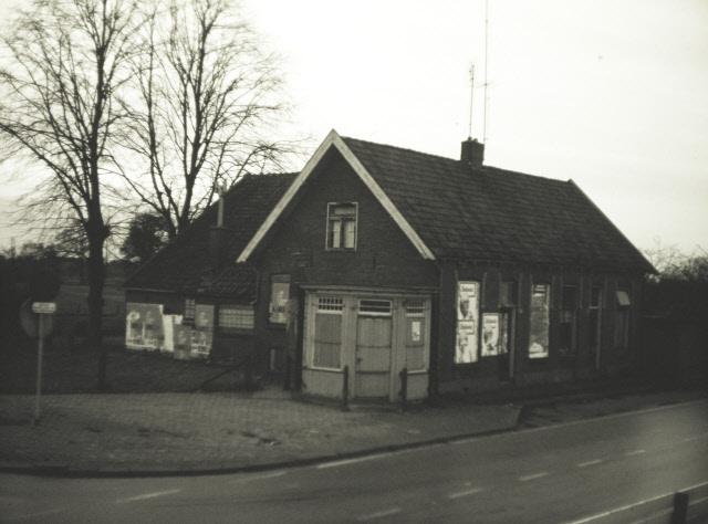 Hengelosestraat 587 Sigarenkiosk op de hoek van de Bruggenmorsweg  23-10-1971.jpeg