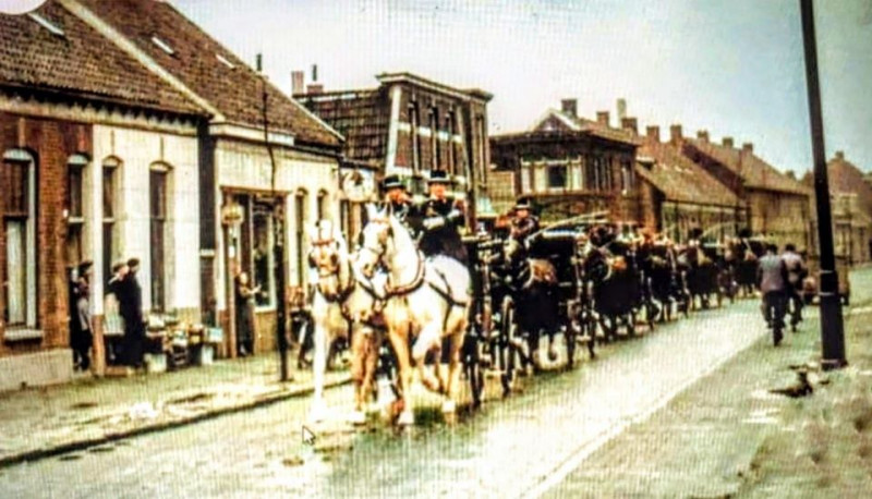 Voortsweg 25-27 met koetsen Huckriede.jpg