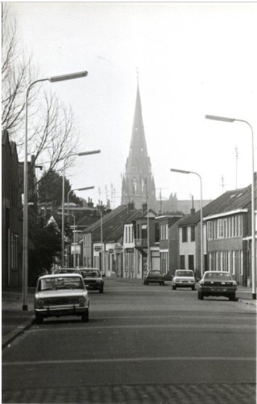 Voortsweg 23-31 t.h.v. Schurinksweg richting Oldenzaalsestraat met St. Jozefkerk en Elzinga 1981.jpg