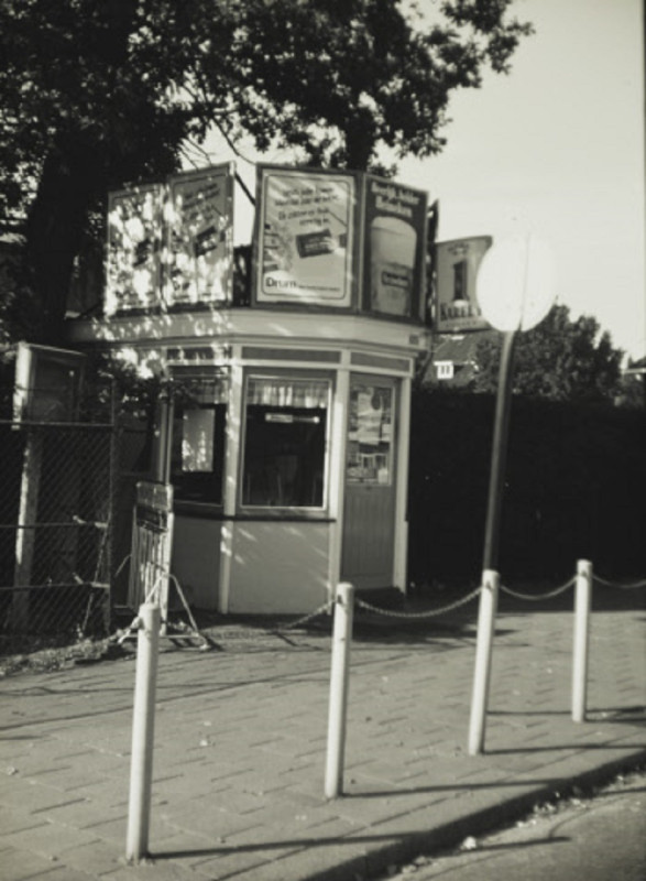 Hengelosestraat 135 Sigarenkiosk Lutje Schipholt naast ingang textielfabriek Schuttersveld 1-10-1971.jpeg