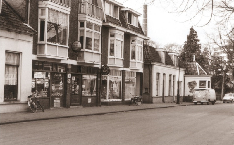 Gronausestraat 86-92 later Espoortstraat thv Gronausedwarsstraat o.a Firma L. Smit en verkoopkantoor Drost Verf 1967.jpg