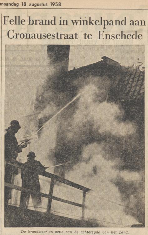 Gronausestraat 92 levensmiddelenbedrijf L. Smit krantenfoto Twentsche Courant 18-8-1958.jpg