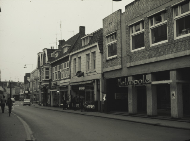 Oldenzaalsestraat 17-19 bioscoop Metropole, winkel Knoop 20-2-1972.jpeg