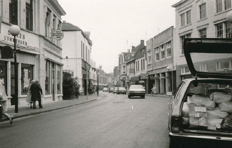 Oldenzaalsestraat 12-16 links Reform Dieethuis Twente Taxi Kuipers en  Sipkes uurwerken.jpg