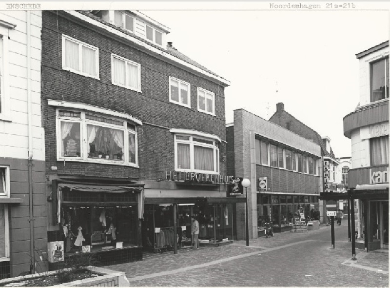 Oldenzaalsestraat 21a, 21b hoek Noorderhagen Het Damesmode Bontrico en Broekenhuis en Tönies ijzerwaren 1981.jpg