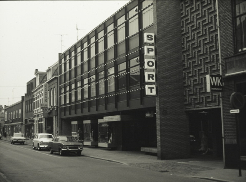 Oldenzaalsestraat 51 Voorzijde pand sportzaak Melching en van Ulzen. Hier stond het voormalige weeshuis 20-2-1972.jpeg