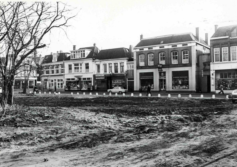 De Klomp 22 vroeger Gronausestraat 12-14 boekhandel Witkam en apotheek Holst links de ingang naar de Veenstraat 1971.jpg