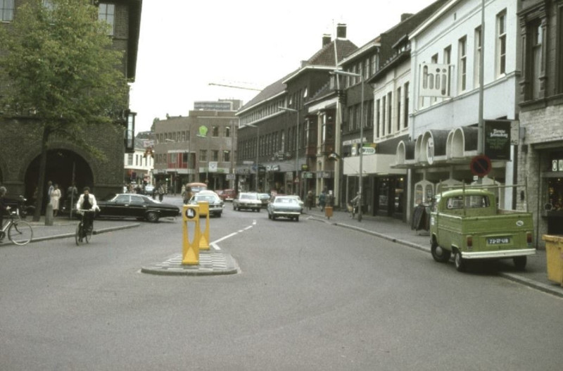 Langestraat 27 nabij Raadhuisstraat. Links het stadhuis en verderop de Hofpassage. Ook met Magasin de Paris, Dagblad Tubantia, NVB, Intercity Mode, HIJ, Fox jaren 70.jpg