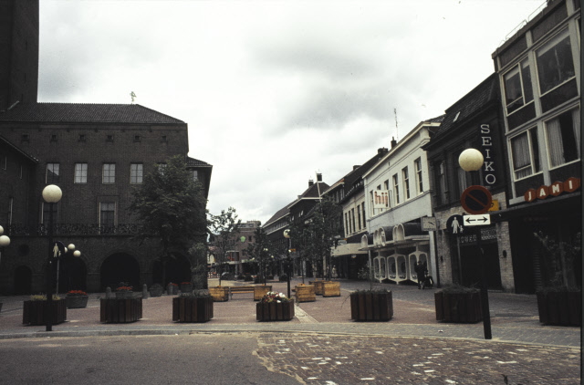 Langestraat 27 Gezien in de richting van de Klomp, met links het stadhuis, rechts Jamin, HIJ. 11-6-1979.jpeg