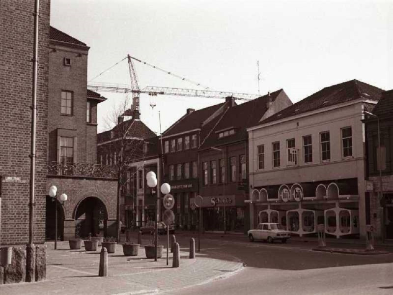 Langestraat 25-27 Schenke herenmodezaak en pand Hij (vroeger locatie pand Trautmann Menko).jpg