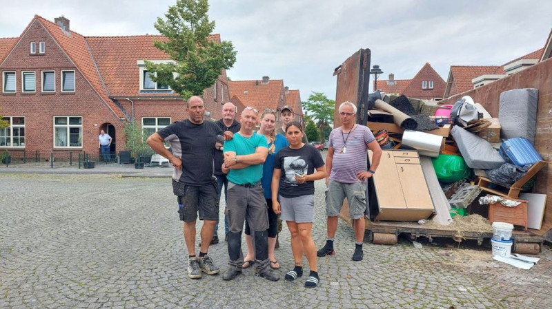 Ververstraat hoek Willem de Clercqstraat met beschadigde inboedel uit hun woningen ivm wateroverlast juli 2024.jpg