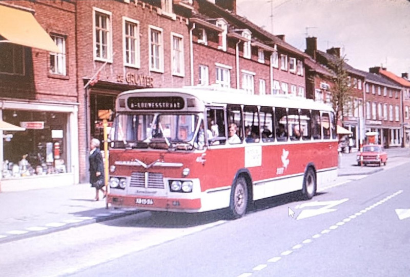 Haaksbergerstraat 352 Met de bus van de Sl.L. Louwesstraat naar Pathmos en uitstappen bij De Gruyter..jpg