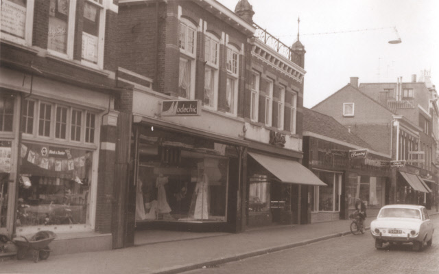 Haaksbergerstraat 26-38 winkels en horeca o.a. bruidsboetiek Modechic, stomerij Roeloffzen 1967.jpeg