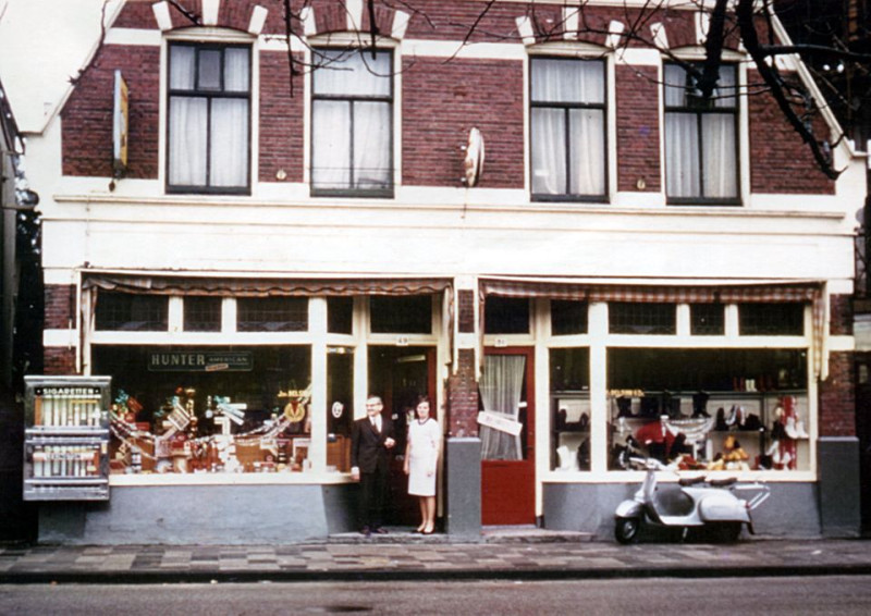 Deurningerstraat 49-51 dubbele winkel van Delsink. Links de sigaren- en rechts de klompenwinkel. eind jaren 60.jpg