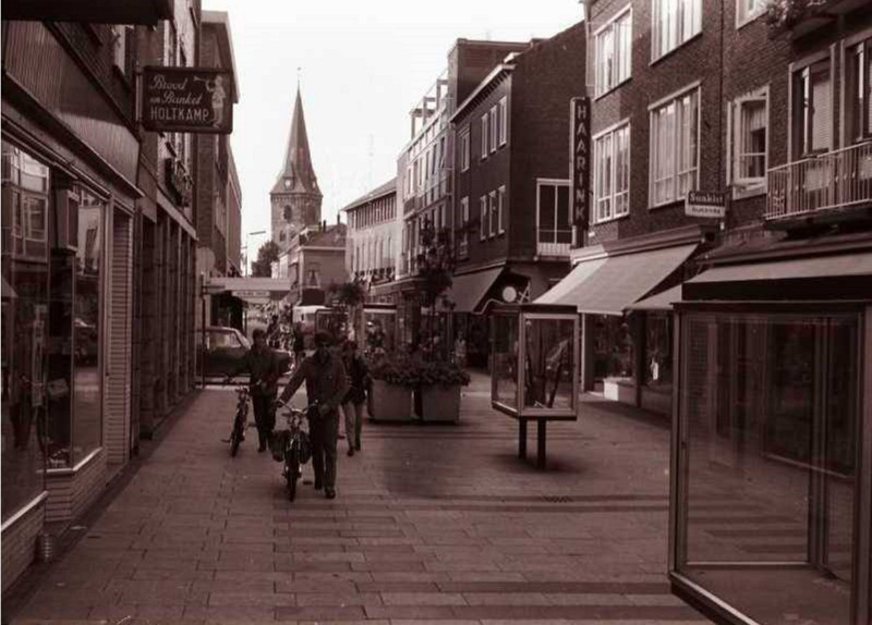 Raadhuisstraat 9 Bakker Holtkamp, winkel Haarink hoek Achter 't Hofje.jpg
