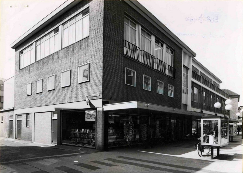 Raadhuisstraat 4 Hoek Windbrugstraat met boekhandel Henny Möring 1972.jpg