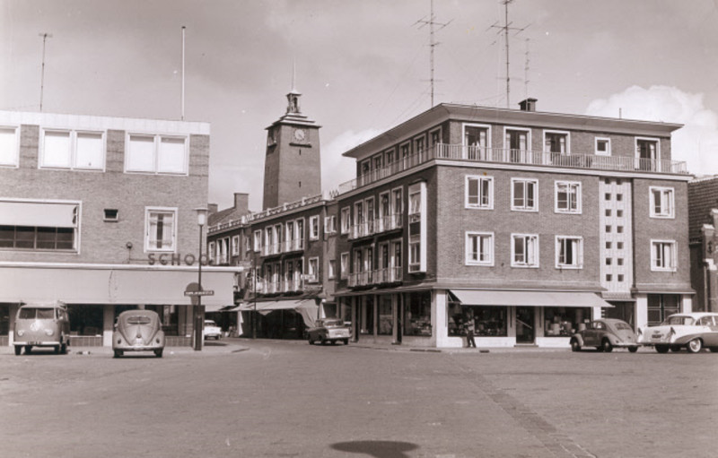 Raadhuisstraat 16 vanaf H.J. van Heekplein winkel Schoo.jpeg