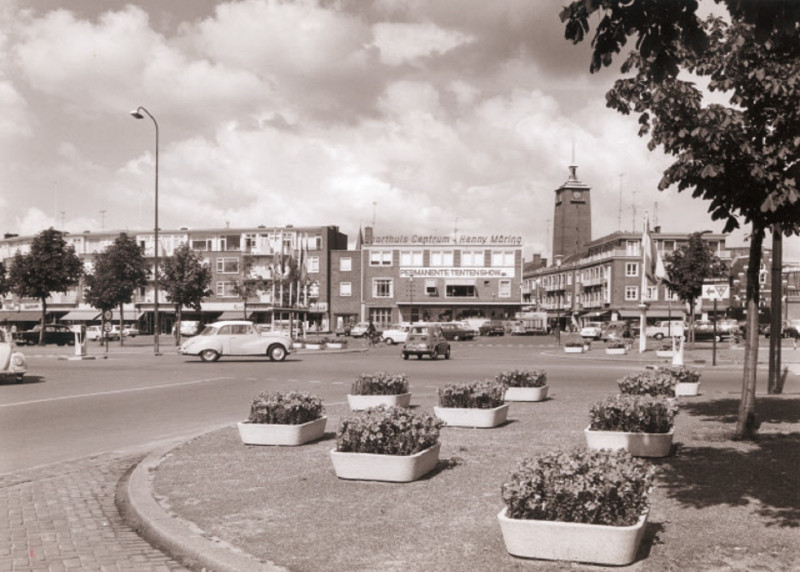 Raadhuisstraat 16 hoek H.J. van Heekplein gezien vanaf het kruispunt Boulevard-1945  Kuipersdijk met de toren van het stadhuis rechts en o.a. winkel Sporthuis Centrum Henny Moring 1-9-1966.jpeg