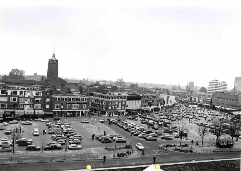 Raadhuisstraat 16 hoek H.J. van Heekplein Kreymborg  Gezien vanaf het postkantoor 1983.jpg