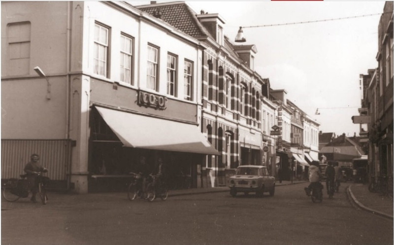 Oldenzaalsestraat 4b-12 Voorzijde winkels met o.a. kledingwinkel CO-OP, Hollenkamp en in verte HEMA 1967.jpg