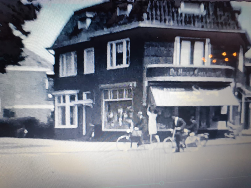 Oldenzaalsestraat 250 hoek Bentrotstraat slagerij De Hoop..jpg