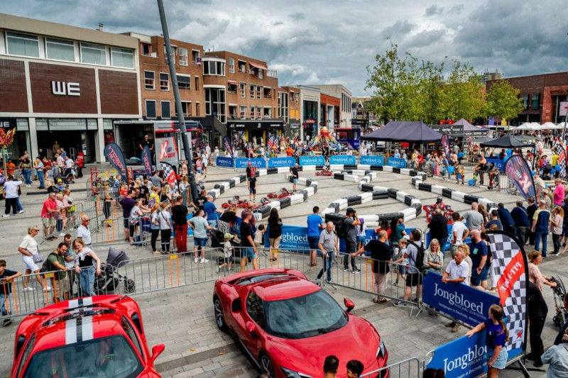 H.J. van Heekplein Zondagmarkt-Racing-Day.jpg