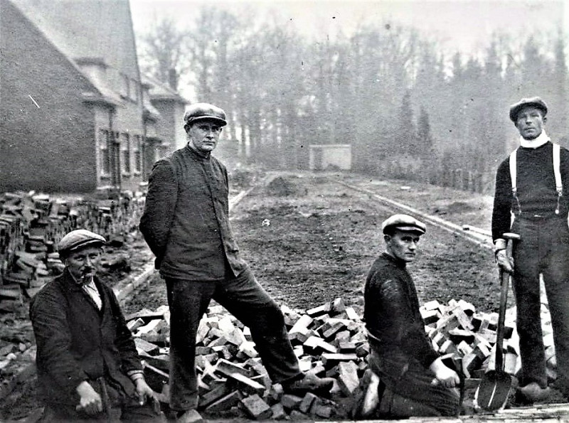 Cronjestraat 2 Dolphia bestrating aanleggen 1930.jpg