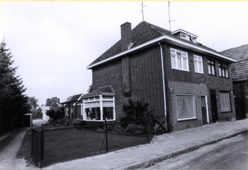 Lipperkerkstraat 303 en 305, twee woningen 13-9-1984. wolwinkel Kempers.jpg