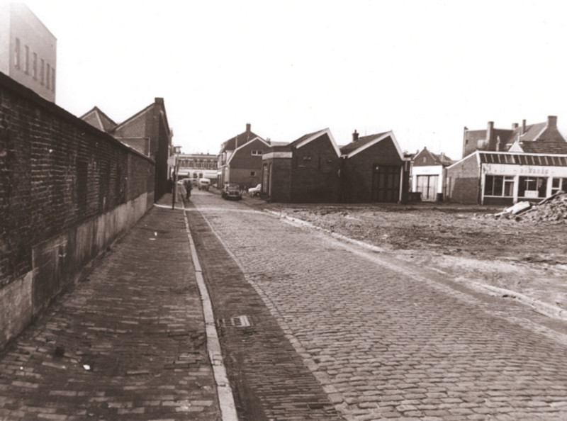 Koningstraat 66 Nog af te bereken panden. Rechts Kortestraat. april 1971.jpeg