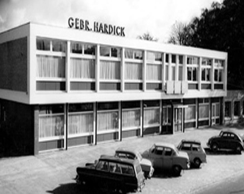 Deurningerstraat 2-6 Gebr. Hardick ca. 1960.jpg