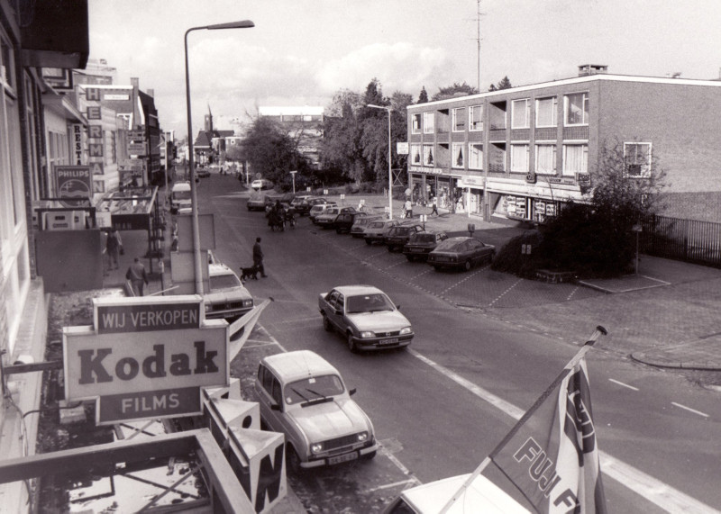 Deurningerstraat 10-12 rechts makelaar Post met daarnaast De Grote Eén 1980.jpg