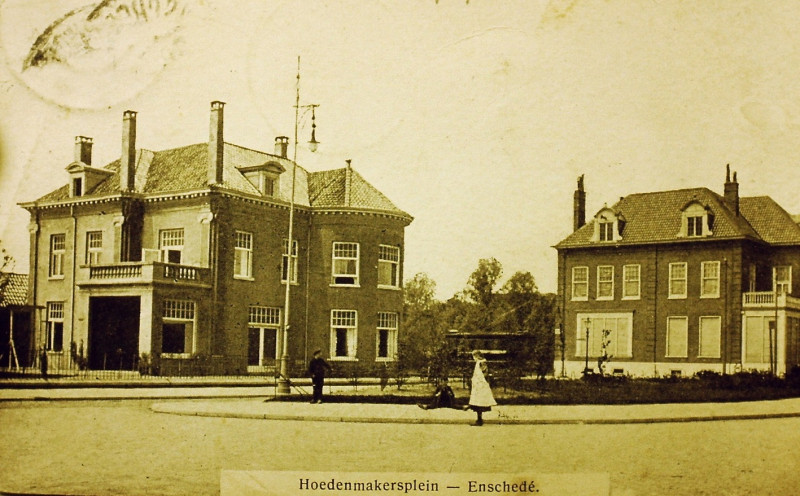 Hoedemakerplein 5 hoek Rembrandtlaan 2 (later M.H. Tromplaan 2) vanaf Hoedemakerplein rechts stadsvilla Ter Kuile later gebouw ESV 1910.JPG