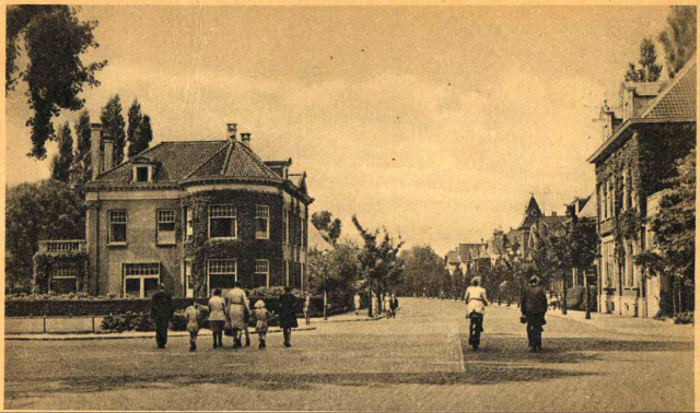 Hoedemakerplein 5 hoek M.H. Tromplaan richting de Ruyterlaan, met villa Scholten 1938.jpeg