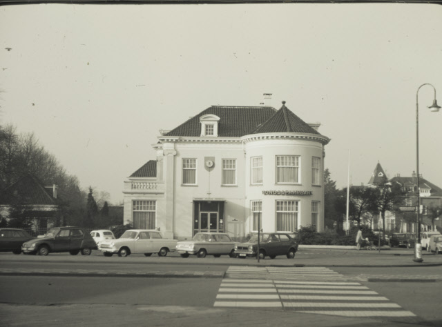 M.H. Tromplaan 1 Spaarbank Twente op de hoek met Hoedemakerplein (S.N.S. Bondsspaarbank ) 20-2-1972.jpeg