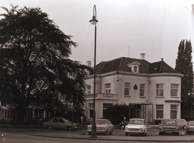 Hoedemakerplein 5 hoek M.H. Tromplaan 1 vanaf Nijverheidstraat zicht op Bondsspaarbank 1972.jpeg