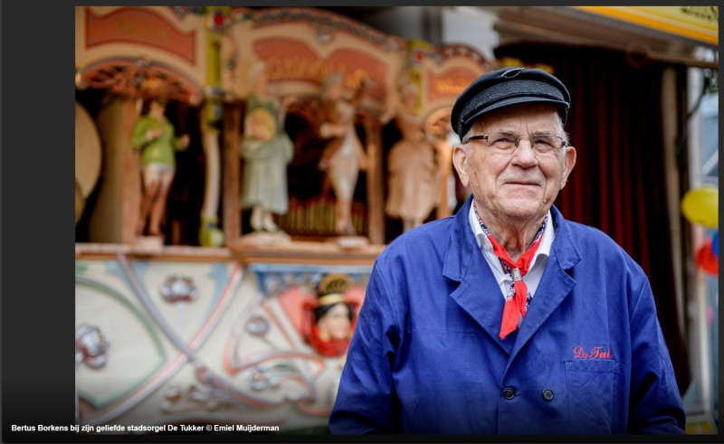 Bertus Borkens bij zijn geliefde stadsorgel De Tukker © Emiel Muijderman.jpg