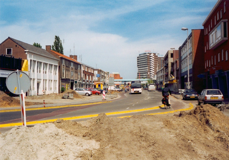 Haaksbergerstraat 138-142 links.  aanleg van de Zuiderval met de rotonde  Dish hotel en stadsbus lijn 1.jpg