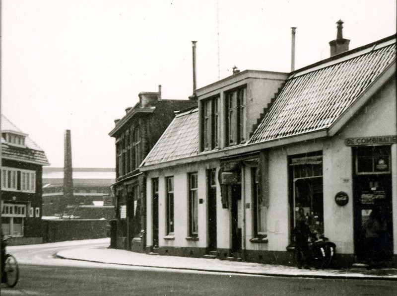 Deurningerstraat 20-28 hoek Dr.Benthemstraat,nr. 20 kruidenier Bosch, 22 kapper De Wit, 24 schilder Van den Elst en op 26 de familie Niessink.  Links de Horizon, dat gangetje ernaast Lasonderstraat.jpg