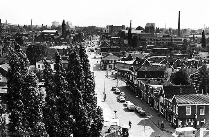 Deurningerstraat 233-237 Rechtsonder de sigarenwinkel van Aldenkamp. Verderop supermarkt Nieuwe Weme en slager Van Enck.Linksachter de toren van de Gereformeerde kerk aan de Lasondersingel. foto gemaakt vanuit toren Mariakerk.jpg