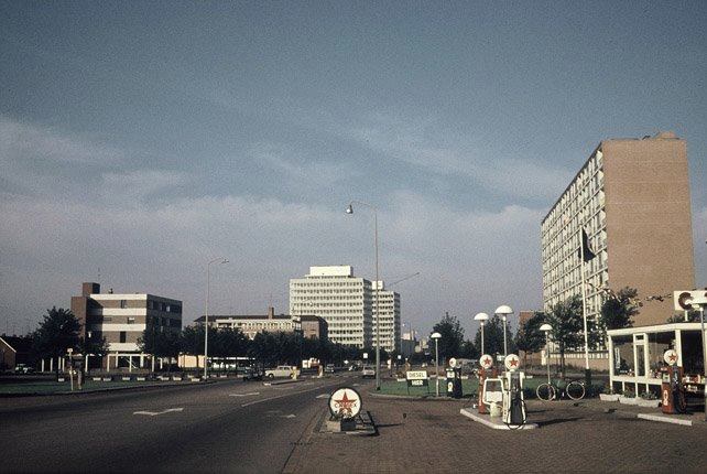 Boulevard 1945-372 links gebouw nu Livio. rechts tankstation caltex . deze lag tegenover de huidige pomp die er nog is ..jpg