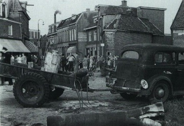 Alsteedsestraat 12 links smid Arends. Bij deze smederij Arends heeft zich in september 1949 een ernstig bedrijfsongeval voorgedaan..jpg