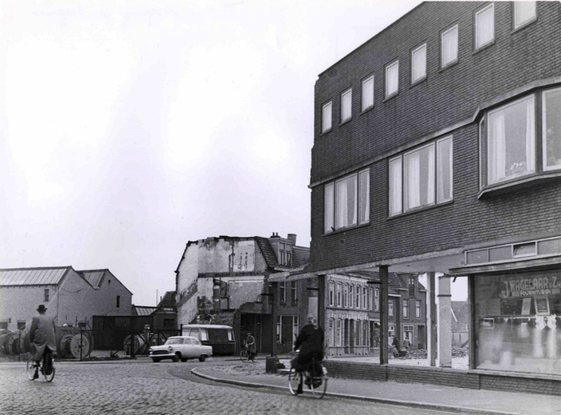 Alsteedsestraat 1 hoek Willemstraat 38-40  Afbraak woningen en winkels, o.a. J.Wagelaar Zn fournituren en Schoo meubelzaak. 1953.jpg