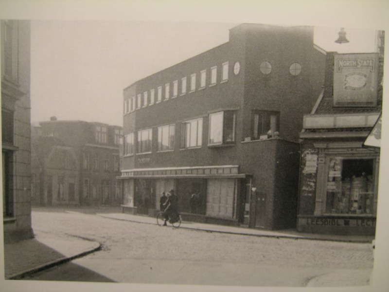 Alsteedsestraat 1 hoek Willemstraat 40 Schoo en Kalanderstraat januari 1944.jpg