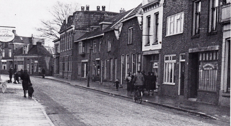Alsteedsestraat 39-59 en  63 slager Huckriede en 67 schoenmakerij Volksbelang, richting Willemstraat 1943.jpg