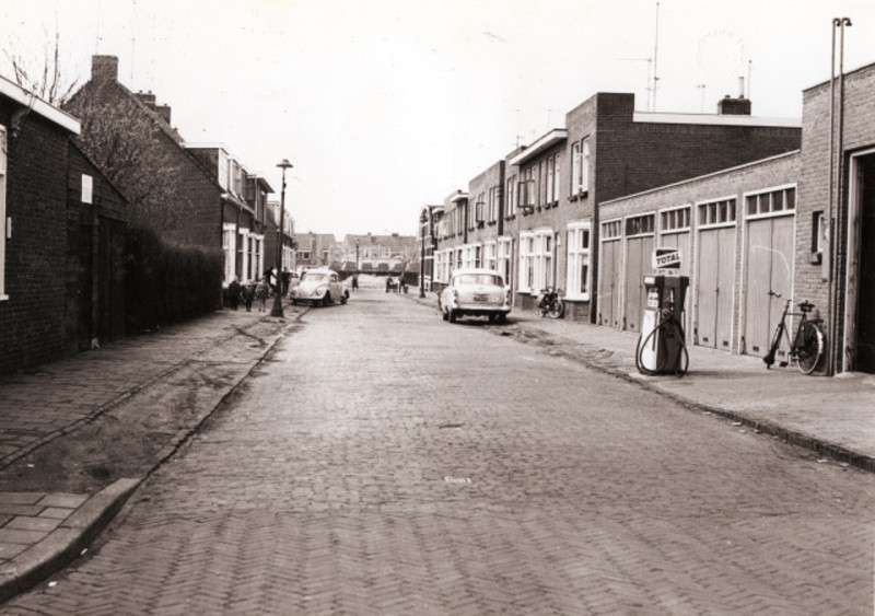 Annastraat 1-9 Straatbeeld met aantal woningen en rechts 2-22 met o.a. Total benzinepomp 1965.jpeg